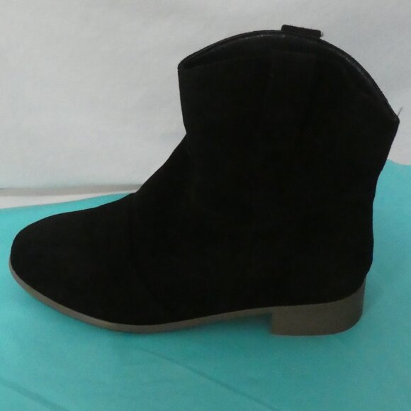 Ubranded | size 42 | Chic Black Slip On Ankle Boots / Booties | Suede Texture - Picture 8 of 11